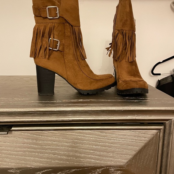 Fringe boots with a heal - Picture 4 of 4
